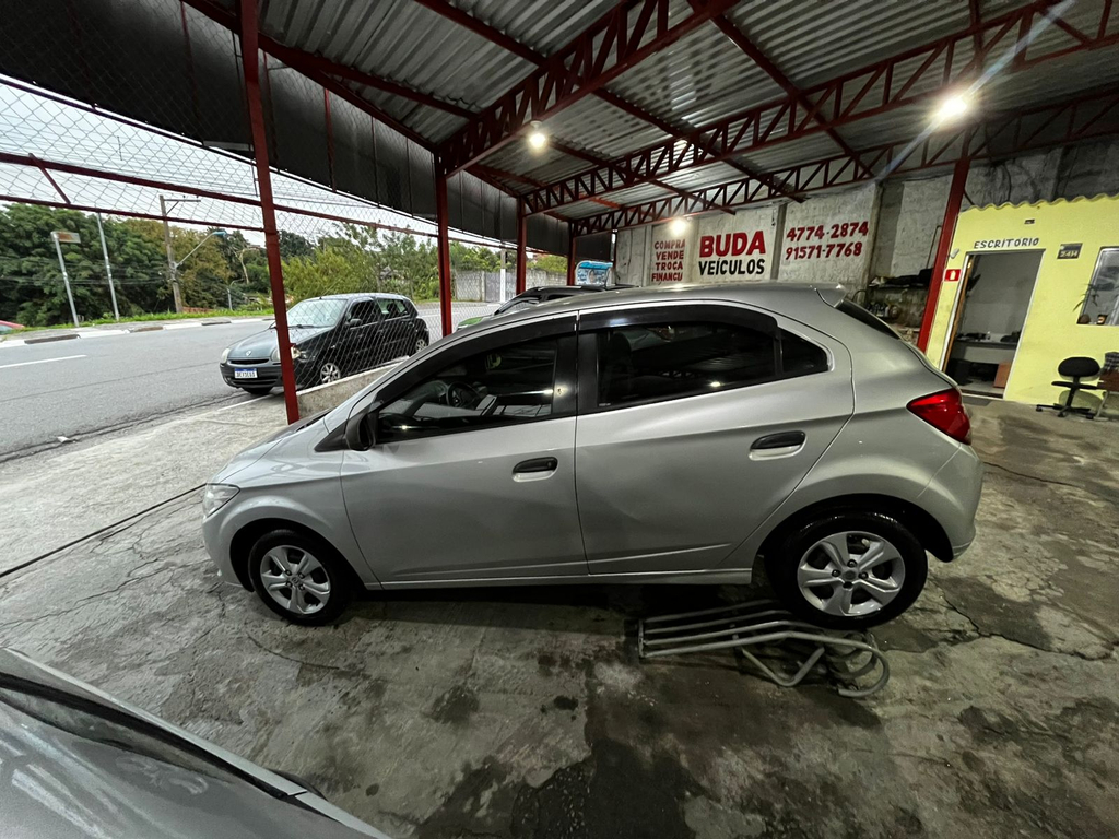 Chevrolet Onix Prata