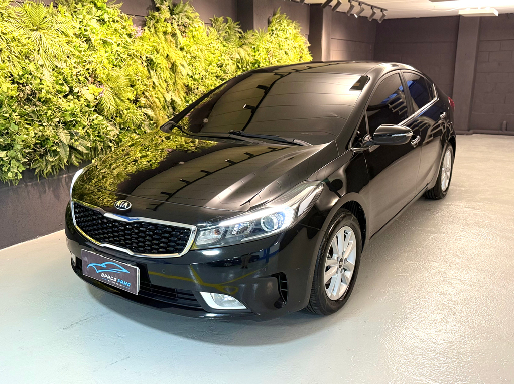 Kia Cerato Preto