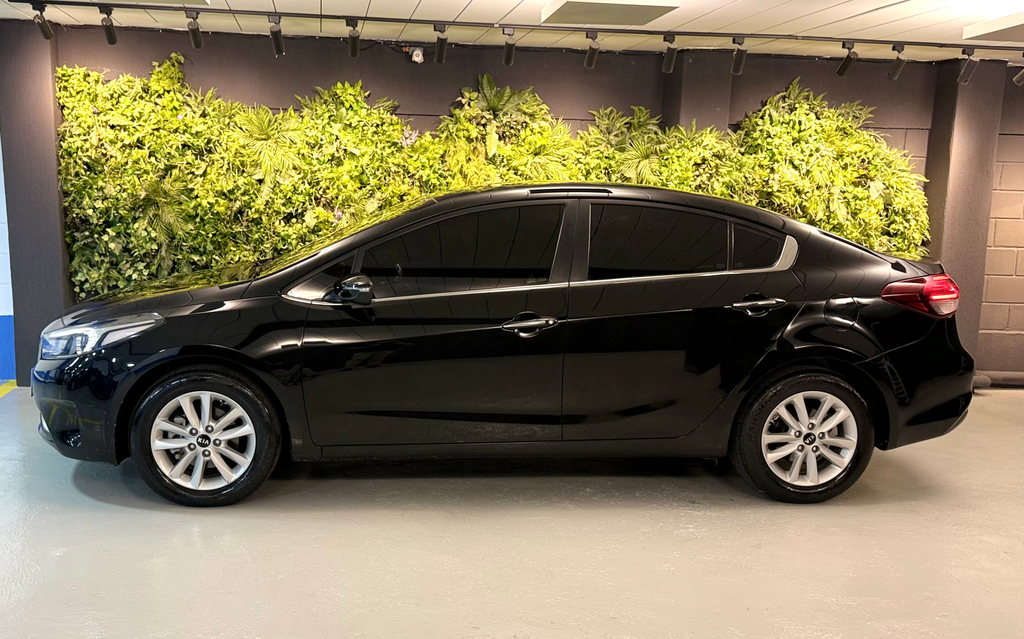 Kia Cerato Preto