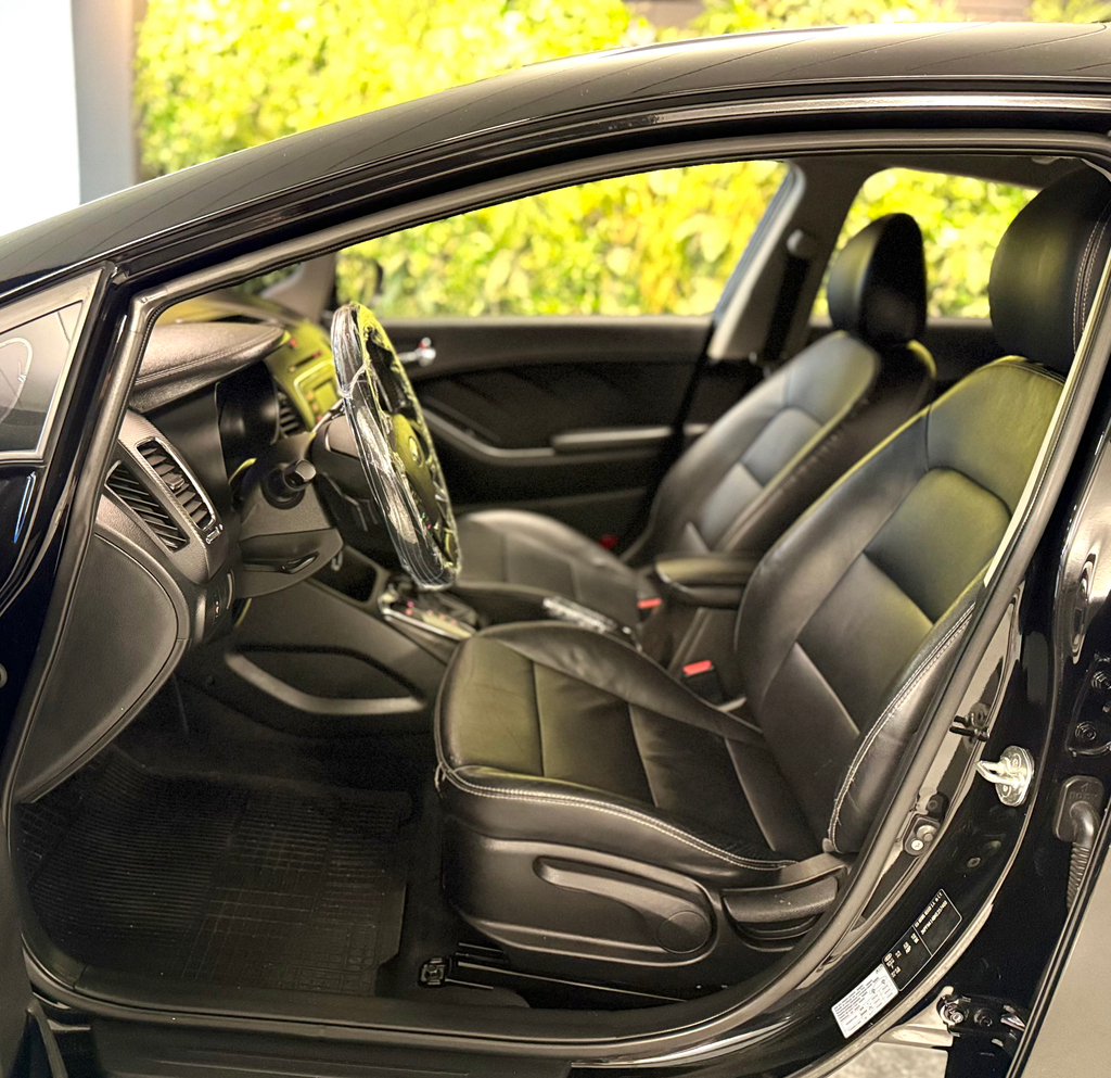 Kia Cerato Preto