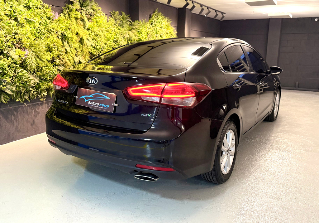 Kia Cerato Preto