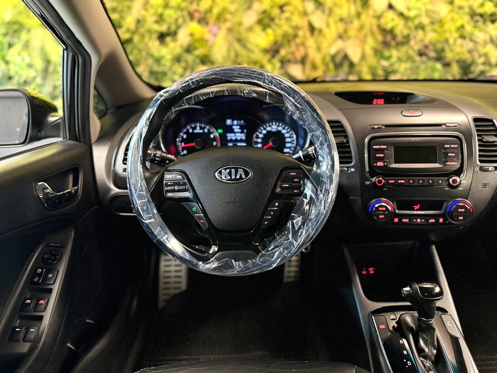 Kia Cerato Preto