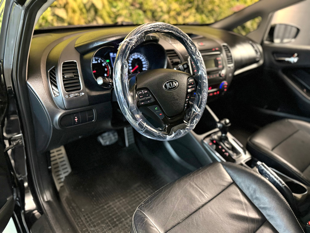 Kia Cerato Preto