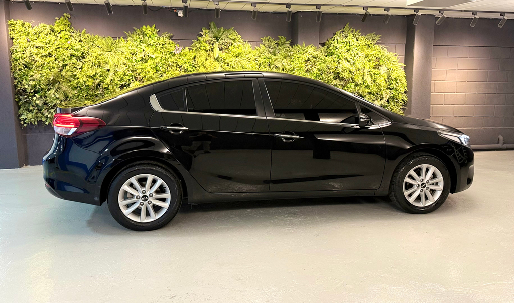 Kia Cerato Preto