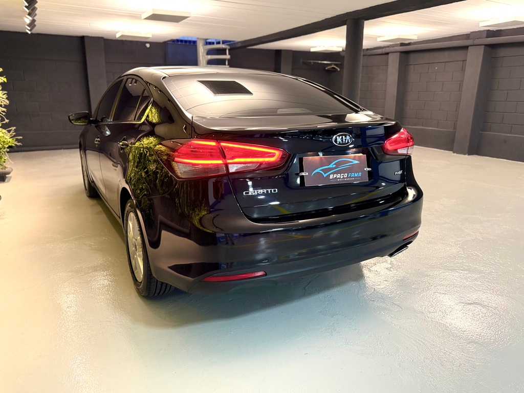 Kia Cerato Preto