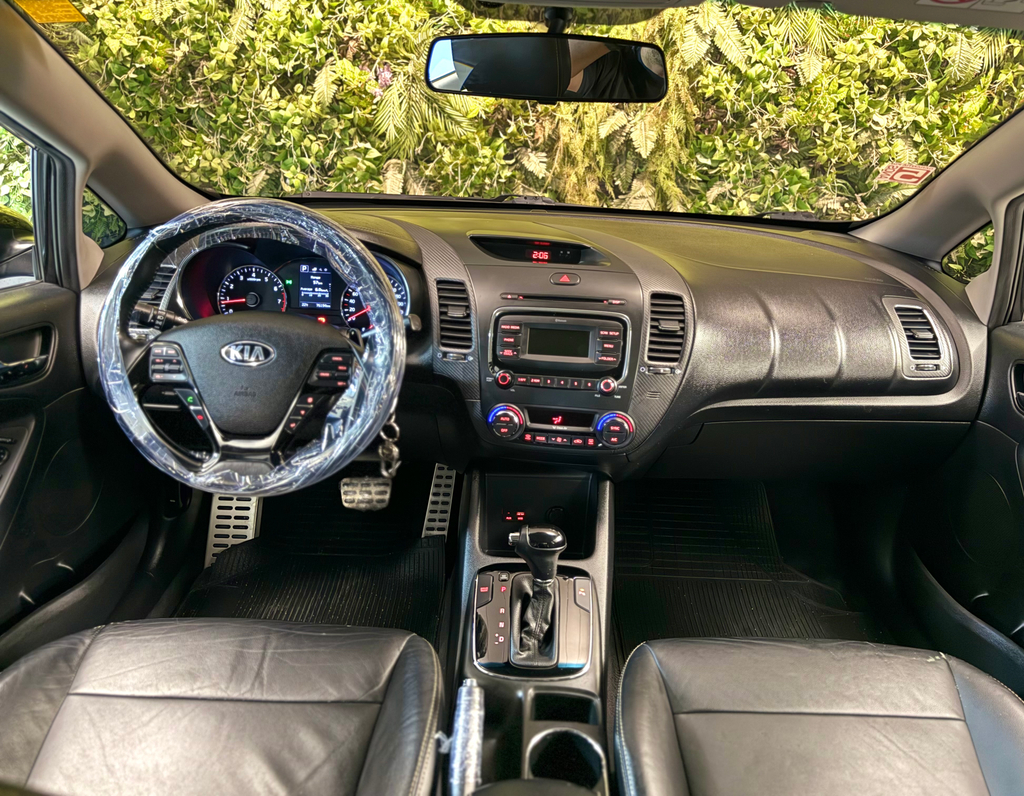 Kia Cerato Preto