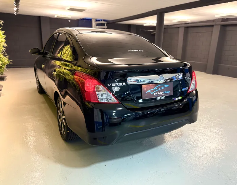 Nissan Versa Preto