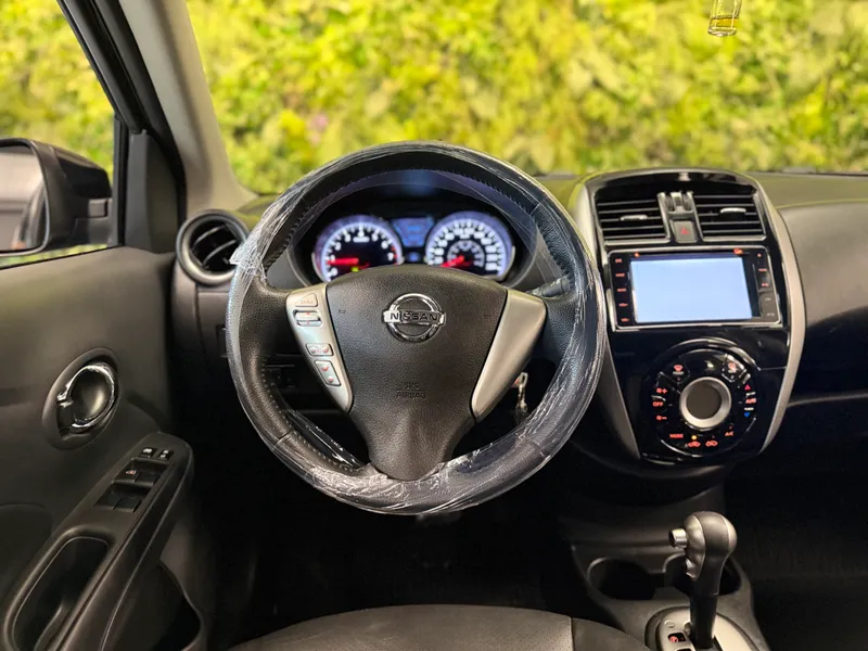 Nissan Versa Preto