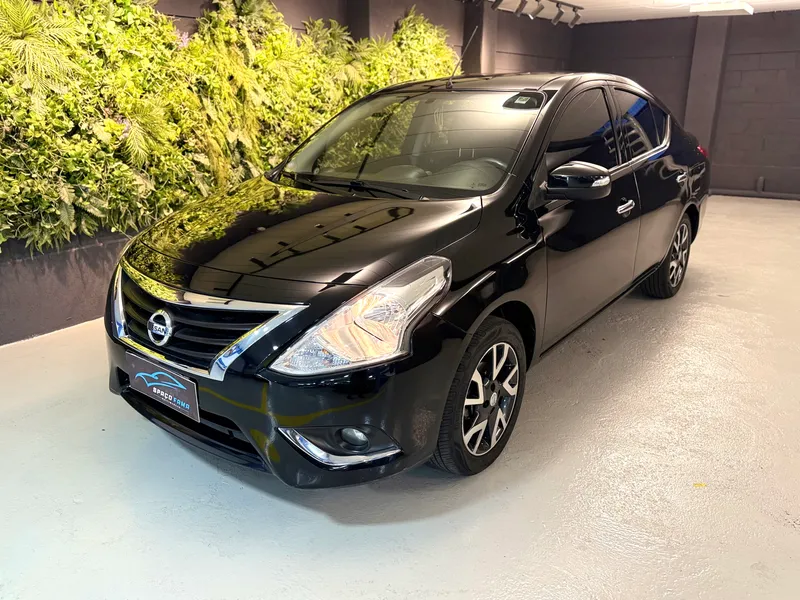 Nissan Versa Preto