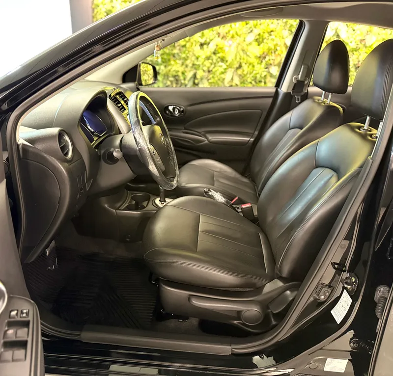 Nissan Versa Preto