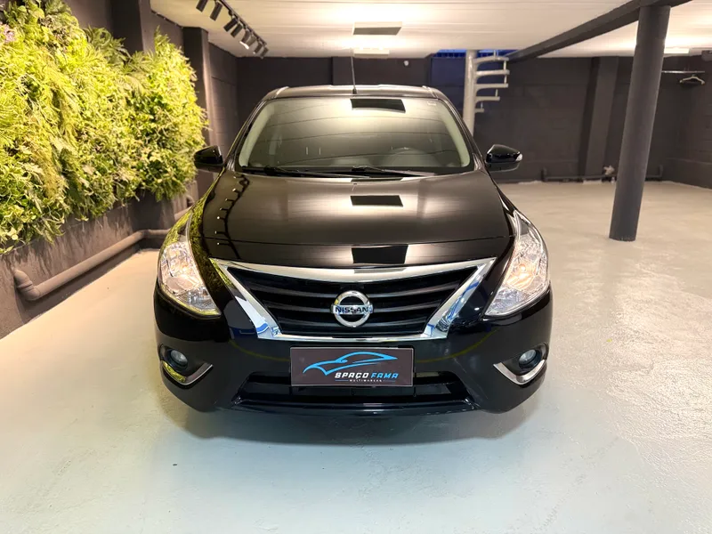 Nissan Versa Preto