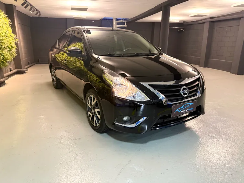 Nissan Versa Preto