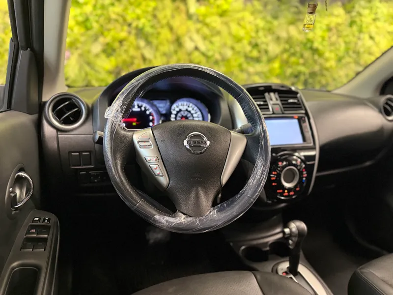 Nissan Versa Preto