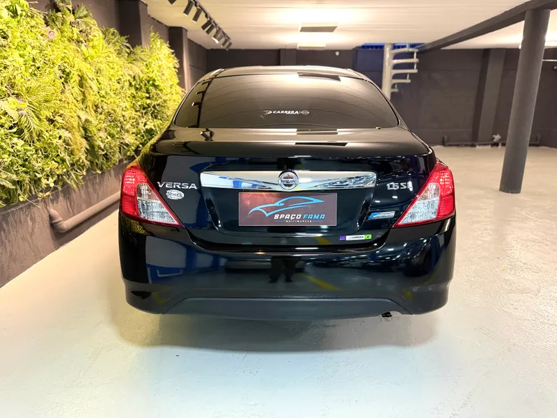 Nissan Versa Preto