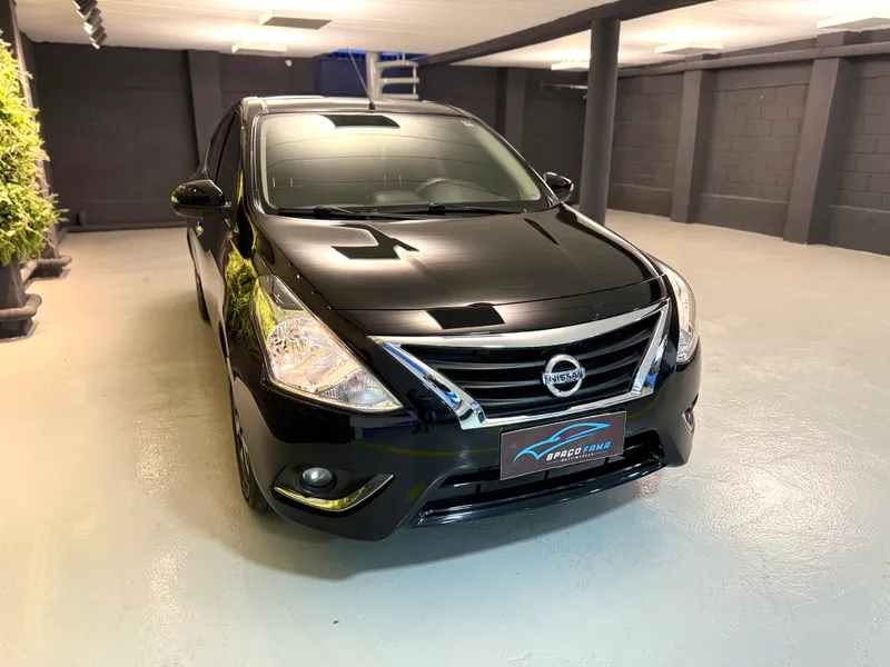 Nissan Versa Preto