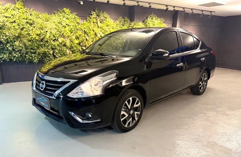 Nissan Versa Preto