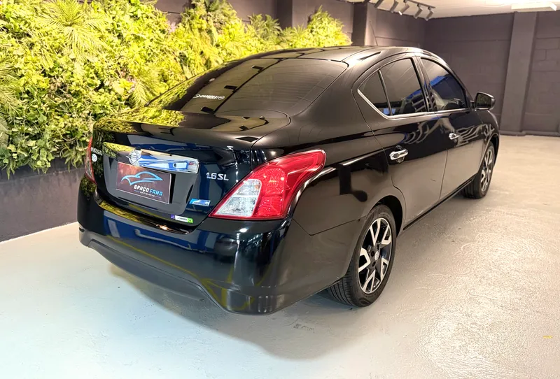 Nissan Versa Preto