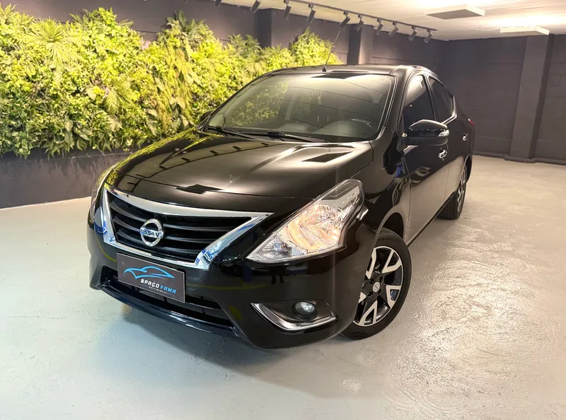 Nissan Versa Preto