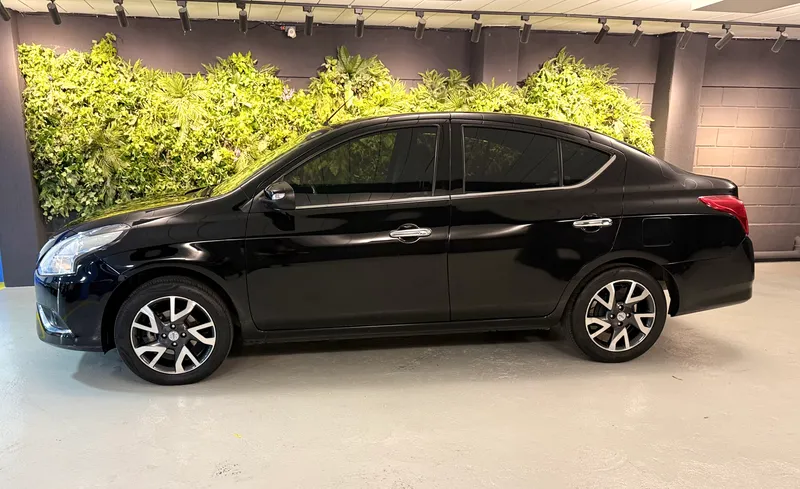 Nissan Versa Preto