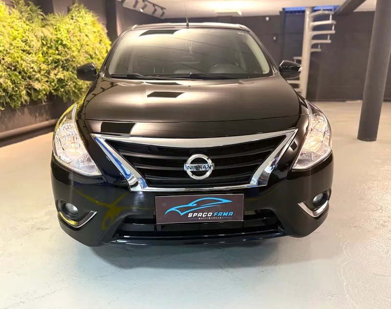 Nissan Versa Preto