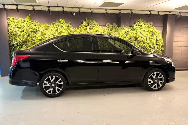 Nissan Versa Preto