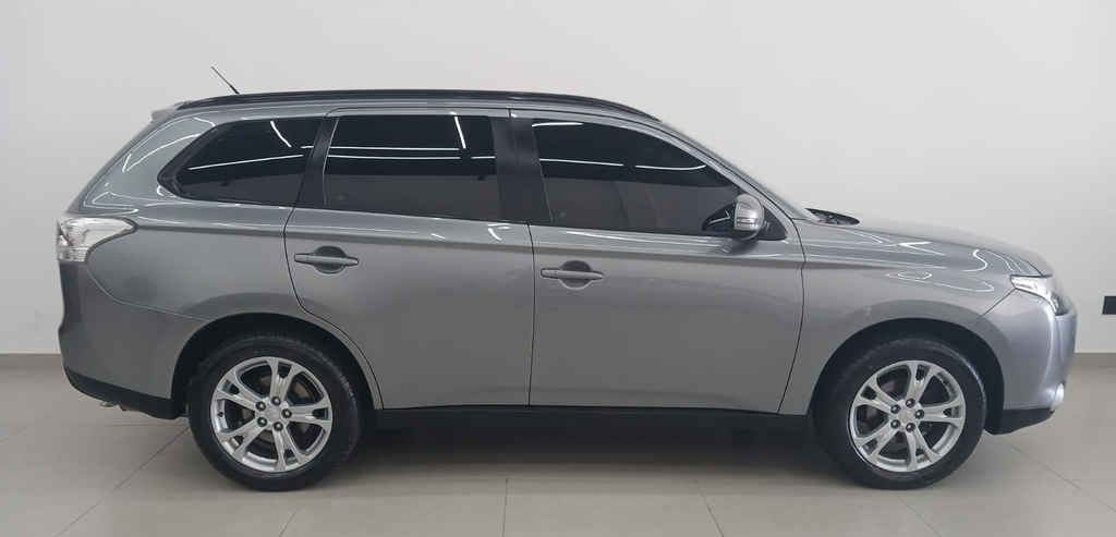 Mitsubishi Outlander Cinza