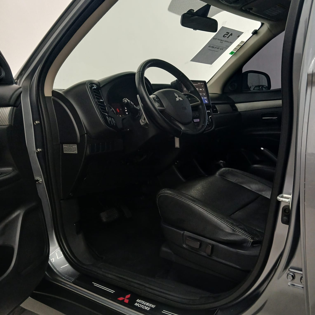 Mitsubishi Outlander Cinza