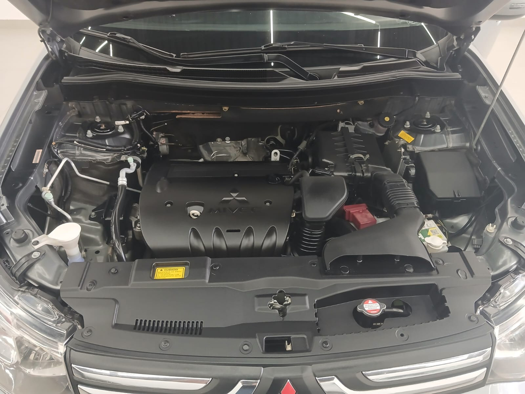 Mitsubishi Outlander Cinza