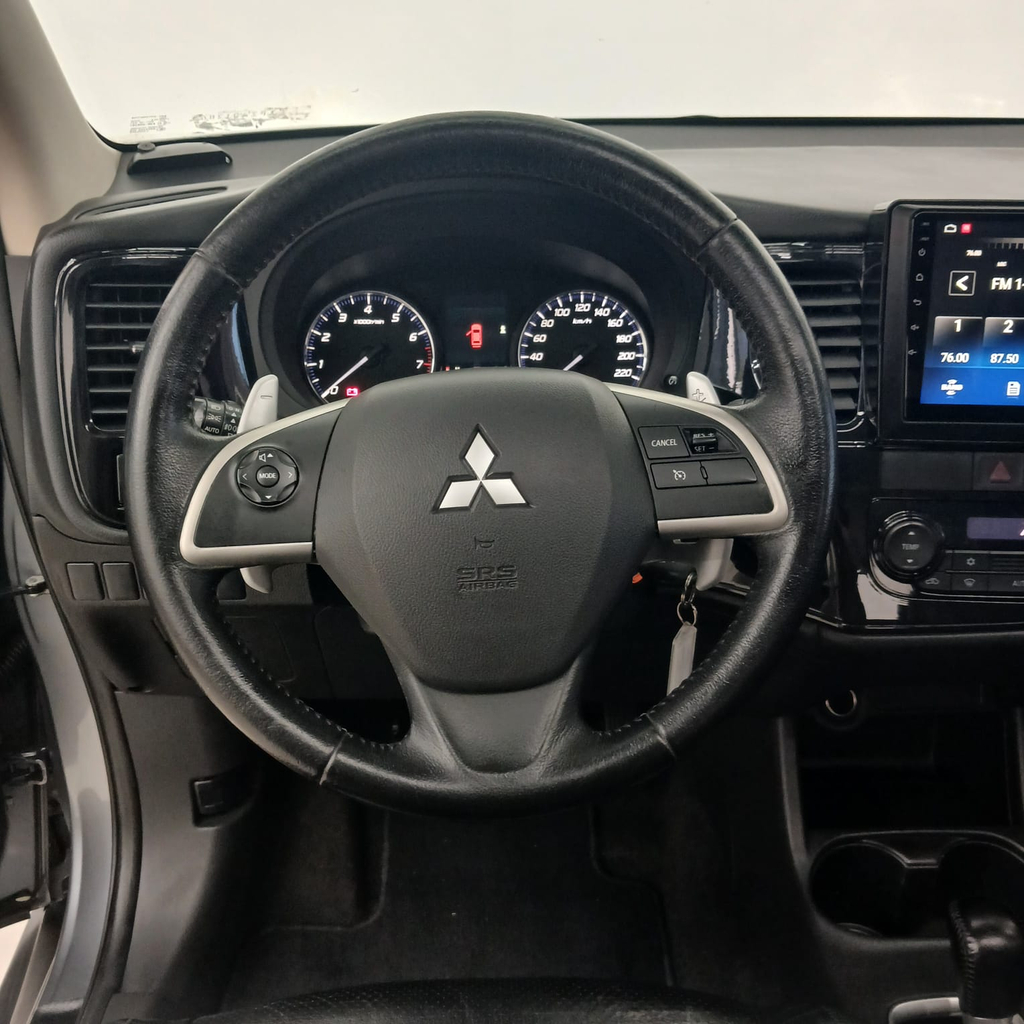 Mitsubishi Outlander Cinza