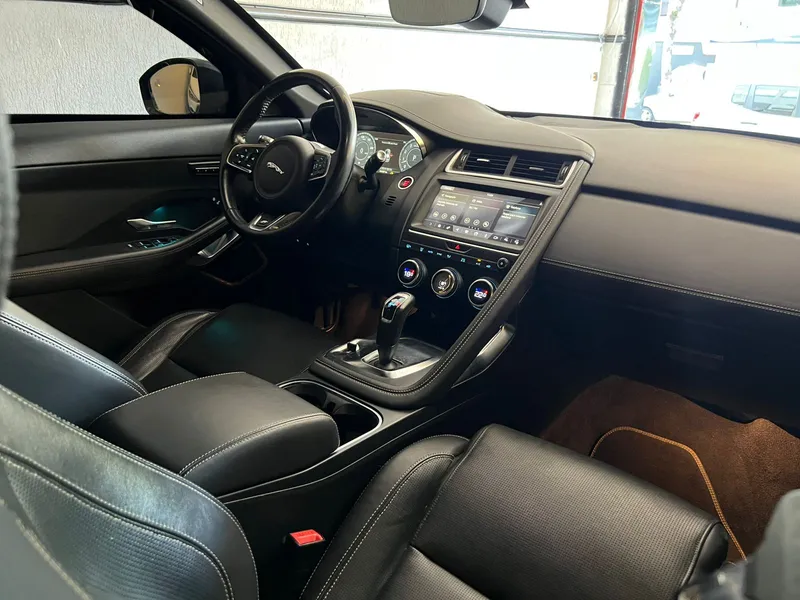 Jaguar E-Pace Preto