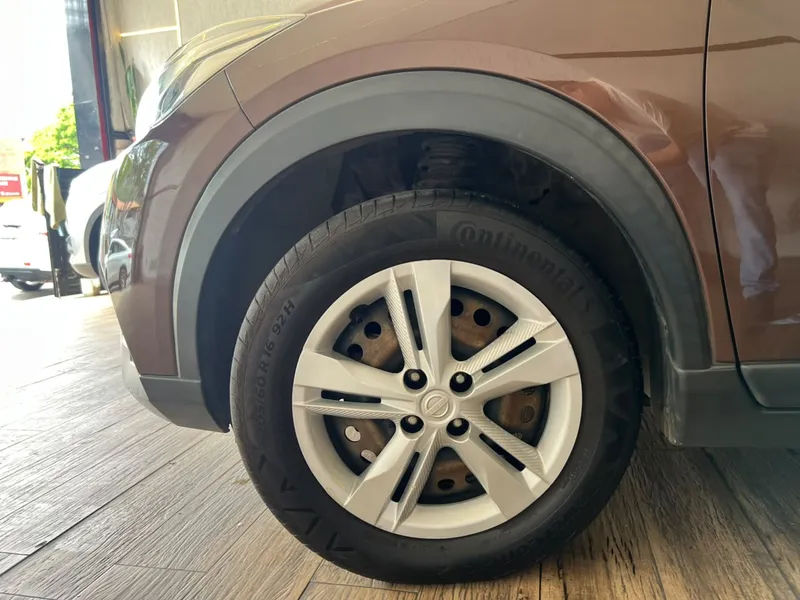 Nissan Kicks Marrom