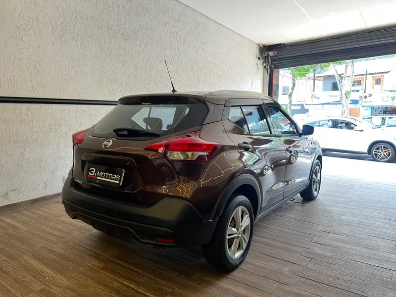 Nissan Kicks Marrom
