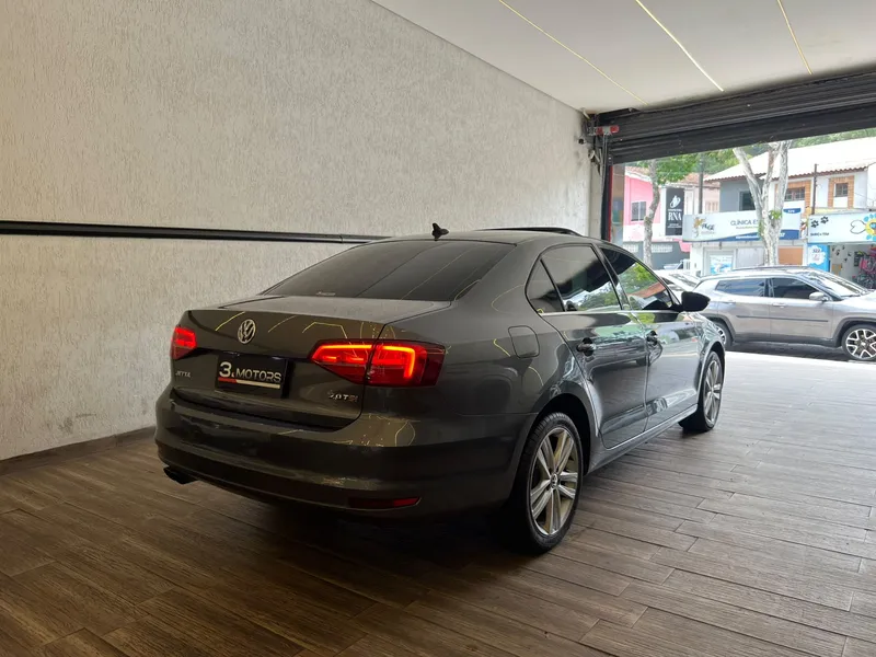 Volkswagen Jetta Cinza