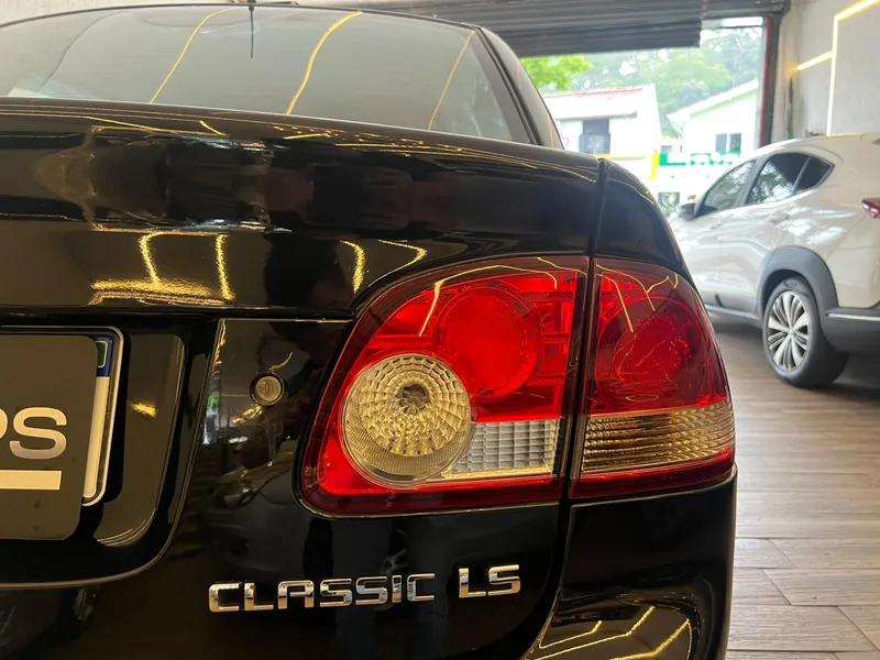 Chevrolet Classic Preto