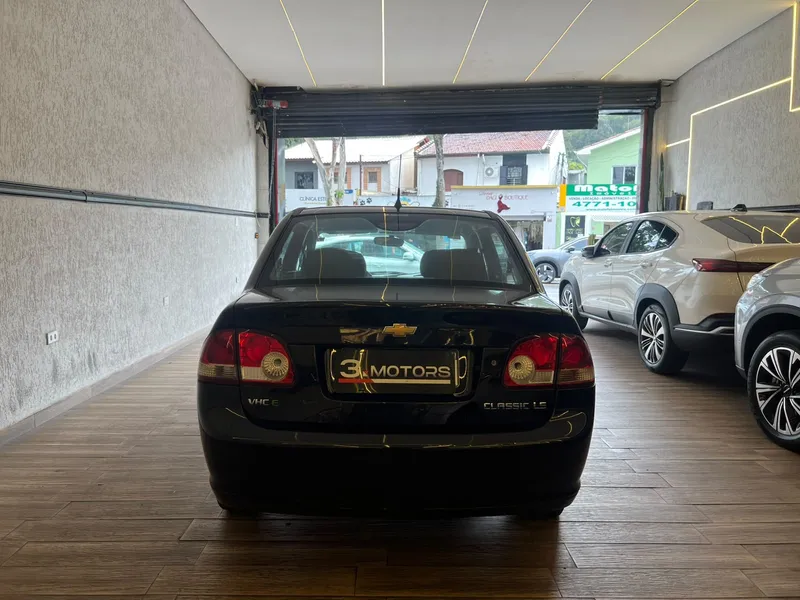 Chevrolet Classic Preto