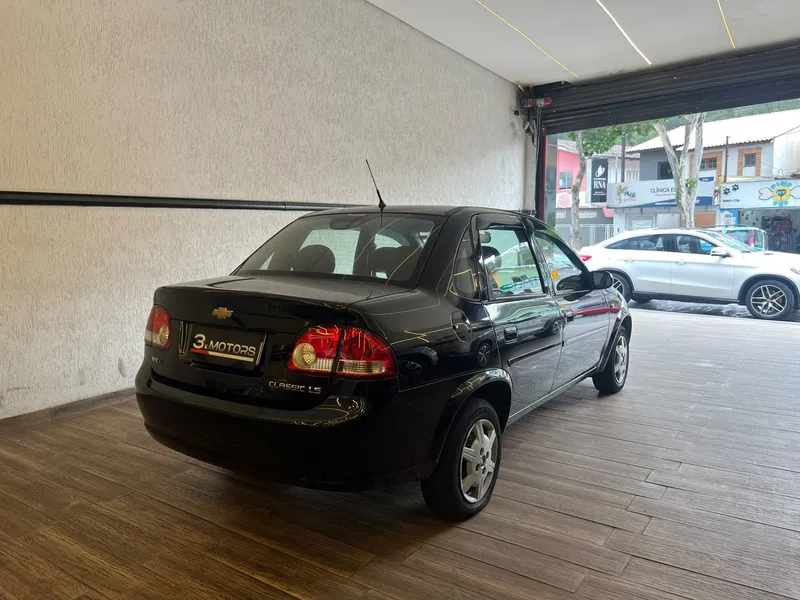 Chevrolet Classic Preto