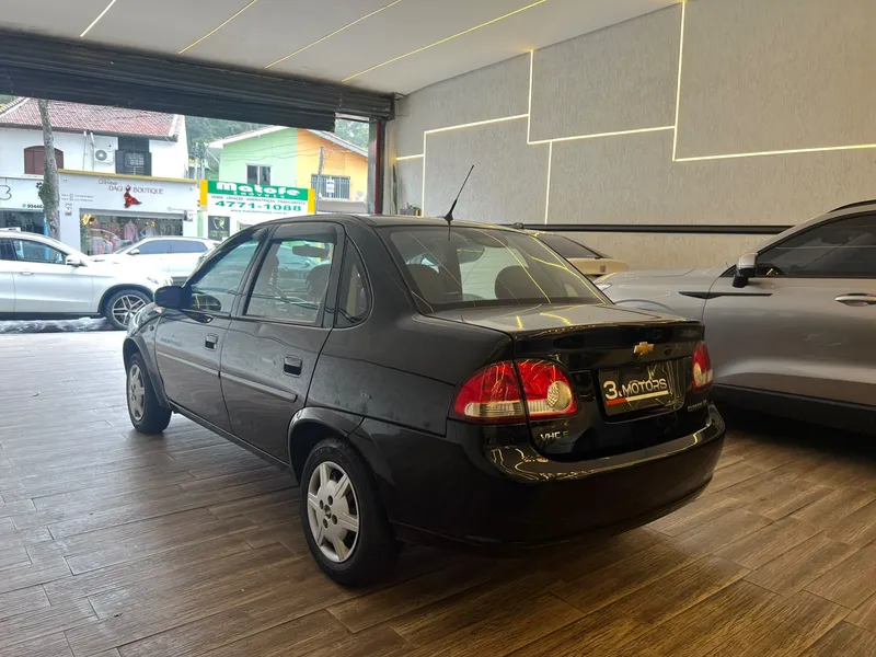Chevrolet Classic Preto