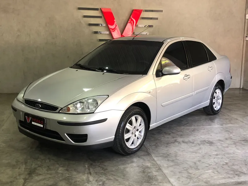 Ford Focus Sedan Prata
