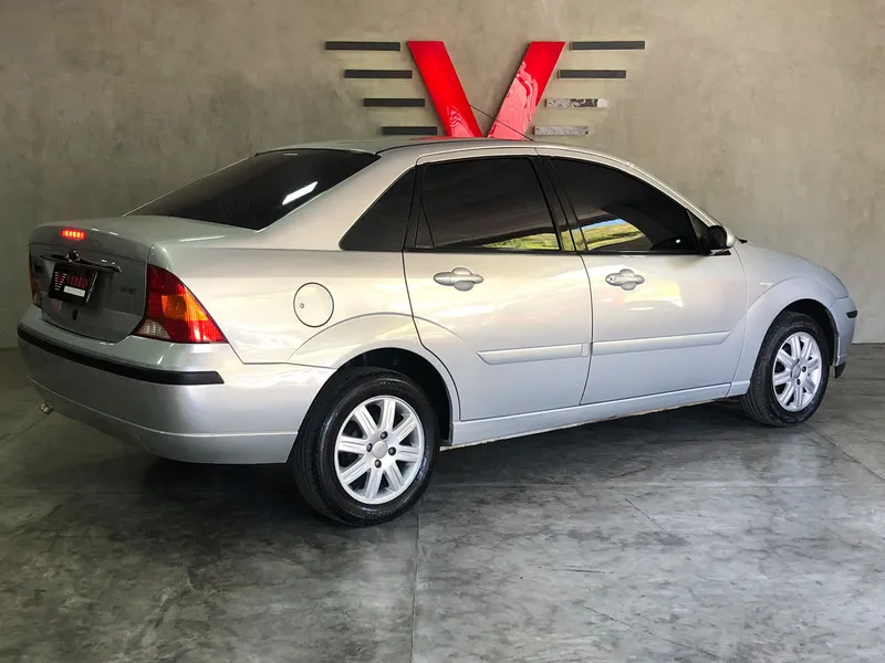 Ford Focus Sedan Prata