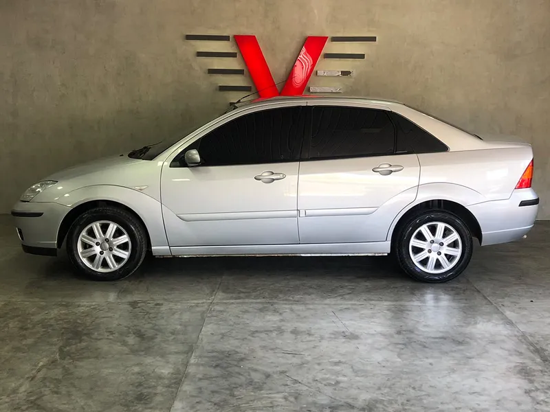 Ford Focus Sedan Prata