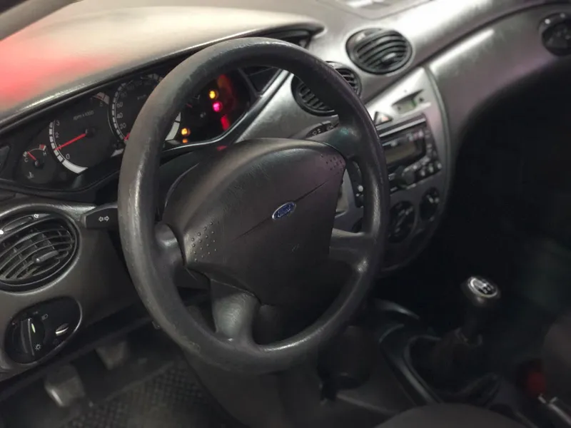 Ford Focus Sedan Prata