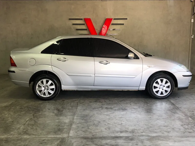 Ford Focus Sedan Prata