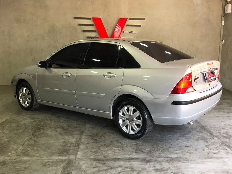 Ford Focus Sedan Prata