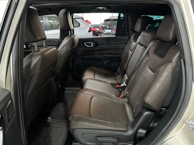 Jeep Commander Dourado