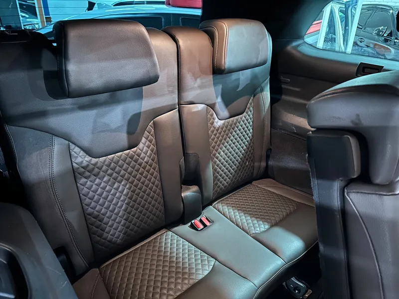 Jeep Commander Dourado