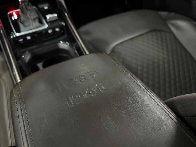 Jeep Commander Dourado