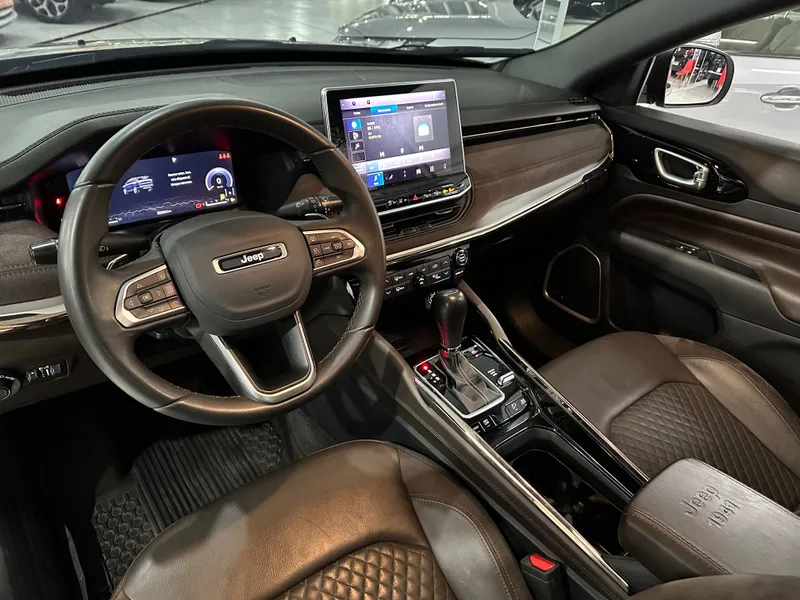 Jeep Commander Dourado