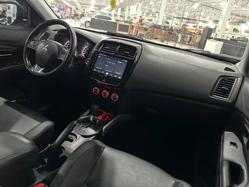 Mitsubishi Outlander Preto