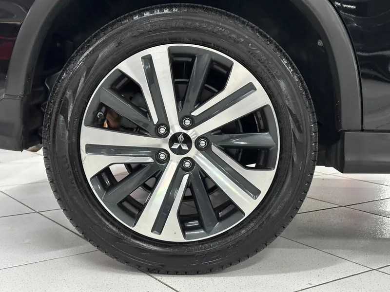 Mitsubishi Outlander Preto