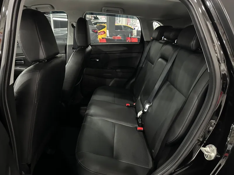 Mitsubishi Outlander Preto